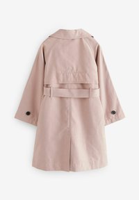 Rosa trenchcoat med bälte, tillverkad av slätt tyg. Har klassisk krage, knappar som accentuerar och broderad logotyp på ryggen.