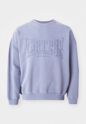 Sweatshirt roxo feito de tecido macio, apresentando texto costurado "VERTERE" e "BERLIM." Punhos e gola canelados com um corte descontraído.