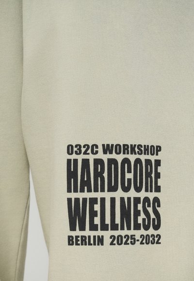 032c HARDCORE WELLNESS UNISEX jasnoszary