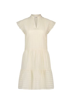 Cremefarvet kortærmet kjole med lagdelt nederdel, teksturerede lodrette striber og en V-formet halsudskæring med lille krave.