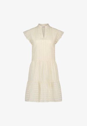 Robe à manches courtes couleur crème avec jupe à volants, rayures verticales texturées et encolure en V avec un petit col.