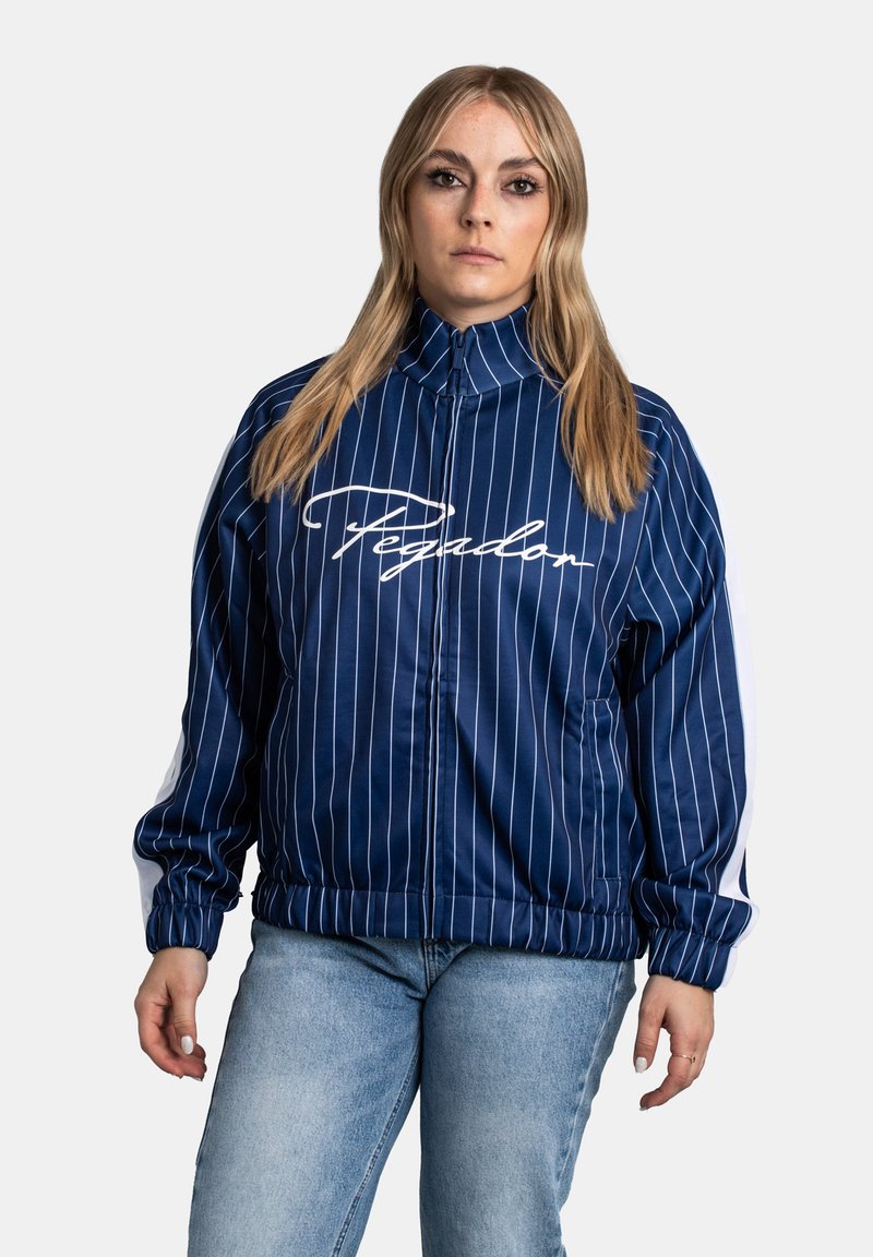 Granatowa kurtka w paski z wysokim kołnierzem, elastycznymi mankietami i paskiem w talii. Białe logo z przodu i kontrastowe białe paski na rękawach.