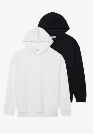 Twee hoodies: een witte en een zwarte. Beide hebben een capuchon met trekkoord, een zak aan de voorkant en ribgebreide manchetten. Gemaakt van zachte katoenstof.