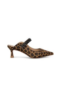 Chaussures slingback en imprimé léopard avec un bout pointu, une sangle décorative noire et un talon courbé. Tissu texturé et couleurs contrastées.