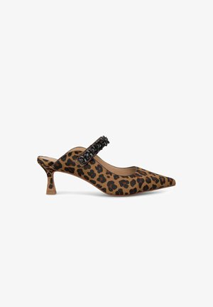 Scarpe slingback con stampa leopardata, punta affusolata, cinturino decorativo nero e tacco curvo. Tessuto testurizzato e colori a contrasto.
