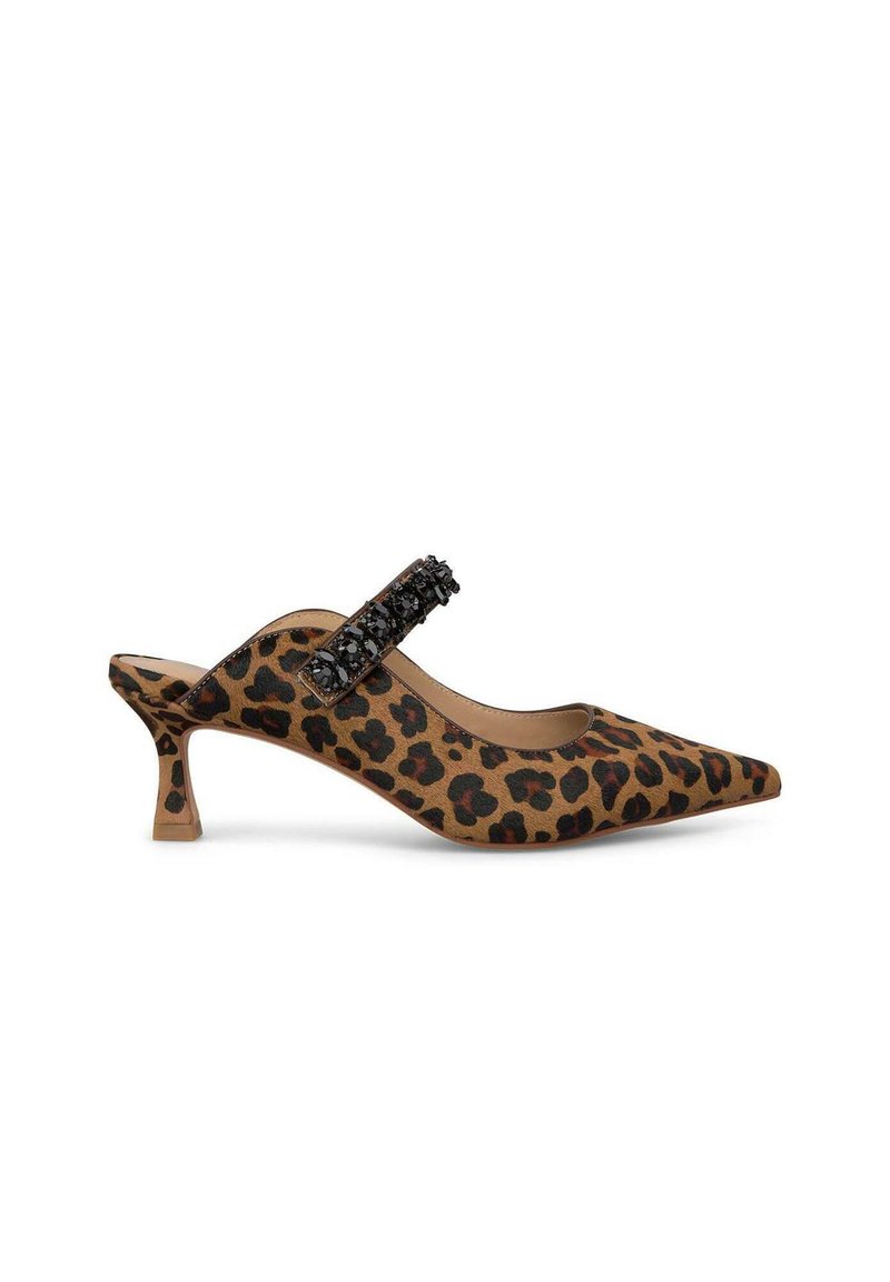 Chaussures slingback en imprimé léopard avec un bout pointu, une sangle décorative noire et un talon courbé. Tissu texturé et couleurs contrastées.