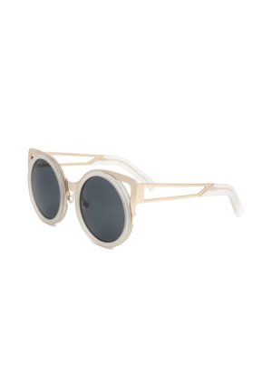 Occhiali da sole rotondi con lenti scure e montatura in metallo geometrica beige e aste mostrati su sfondo bianco.