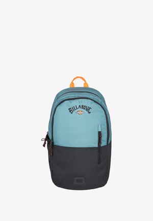 Mochila con una sección superior en color verde azulado y una sección inferior negra, que cuenta con un asa superior naranja, bolsillos con cremallera y un logo en la parte frontal.