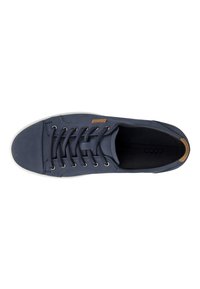 Navyblaue Sneaker mit einer glatten Obermaterial, weißer Sohle, sechs Ösen und einem Akzent aus braunem Leder an der Ferse. Minimalistisches Design.