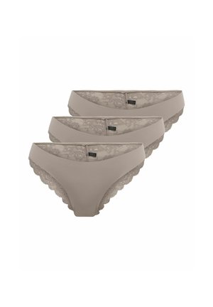 Drei taubengraue Damen-Bikinislips mit Spitzenverzierung an Taillenbändern und Beinausschnitten, aufeinandergestapelt vor weißem Hintergrund dargestellt.