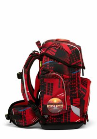 Zaino rosso e nero con design grafico di un paesaggio urbano, multiple tasche, dettagli riflettenti e un attacco circolare con un'immagine di un tramonto.