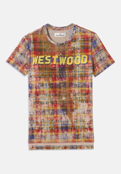 Īsām piedurkņu pārbaudes T-krekls sarkanā, dzeltenā, zilā un bēšā krāsā ar "WESTWOOD" tekstu un zvaigžņu akcentiem krūšu daļā.