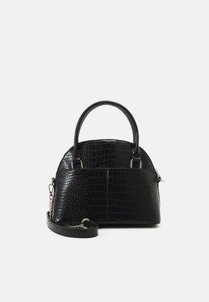 Sac à main dôme noir embossé croco avec deux poignées et une bandoulière amovible avec détail chaîne.