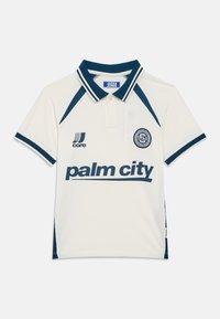 Λευκό πόλο μπλουζάκι με ναυτικό μπλε λεπτομέρειες, ριμπ γιακά και πλευρικά πάνελ. Διαθέτει κείμενο "palm city" και λογότυπο της μάρκας στο στήθος.