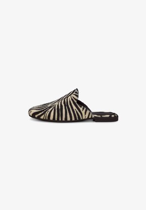 Chaussure mule à enfiler avec rayures zébrées noires et blanches et petit talon plat, orientée vers la gauche sur un fond blanc.