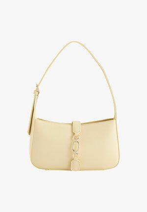 Żółta torebka na ramię ze sztucznej skóry o zaokrąglonym kształcie, regulowanym pasku i srebrnym łańcuszkiem przy przednim zapięciu. Prosta, gładka faktura.