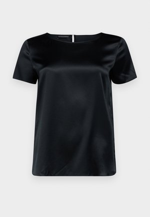 Top corto in satin nero a maniche corte con scollatura tonda, texture liscia e dettaglio a chiave sulla schiena. Leggero e leggermente morbido.