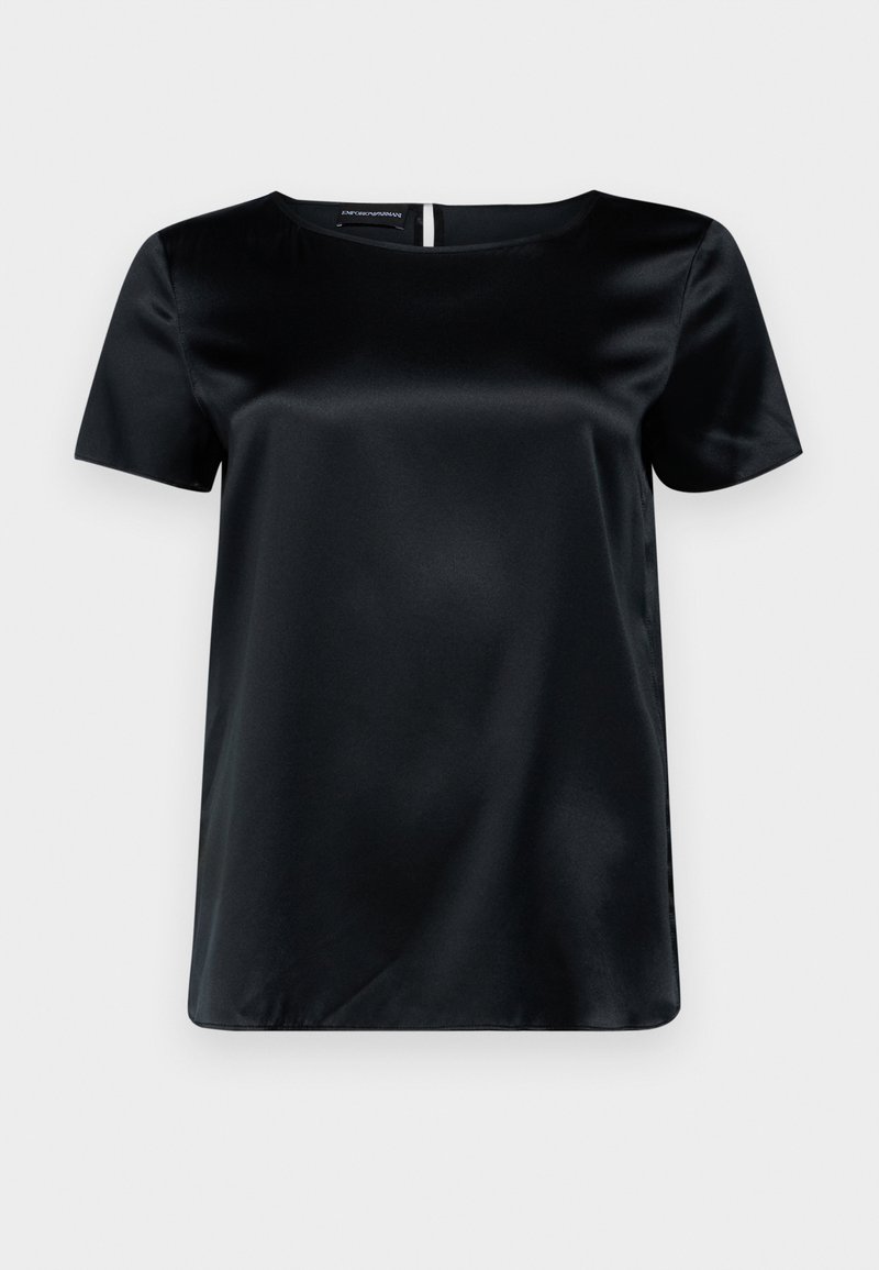 Musta satiininen lyhythihainen paita, jossa on pyöreä pääntie, sileä tekstuuri ja avainreikäyksityiskohta selässä. Kevyt ja hieman väljä malli.