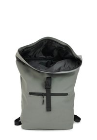 Grijze waterdichte rugzak met een oprolsluiting, voorzien van een zwarte ritszak aan de voorkant en verstelbare zwarte schouderbanden. Binnenkant is zwart.