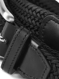 Tissu noir tressé avec des accents en cuir lisse. Présente des détails de couture et une quincaillerie métallique pour le fermoir. Design compact et texturé.