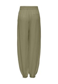 Χαλαρά παντελόνια ελιάς με ελαστική μέση και μανσέτες, με μία πίσω τσέπη στη δεξιά πλευρά.
