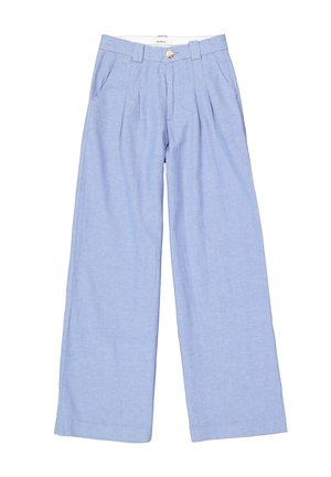 Lichtblauwe wijde broek gemaakt van zachte stof. Voorzien van een knoopsluiting, plooien in de taille en zijzakken.