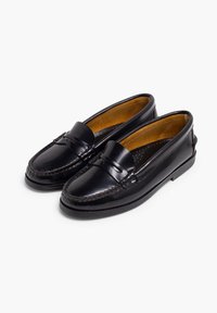 Mustad nahast loafers, millel on õmmeldud detailid, ümmargune varvas, sile viimistlus, lame tald ja pruun sisetald. Ei ole nähtavat riistvara ega aktsente.
