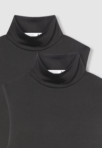 Maglioni dolcevita neri realizzati in tessuto morbido; presentano un collo alto e un design senza maniche, con etichette visibili all'altezza del collo.