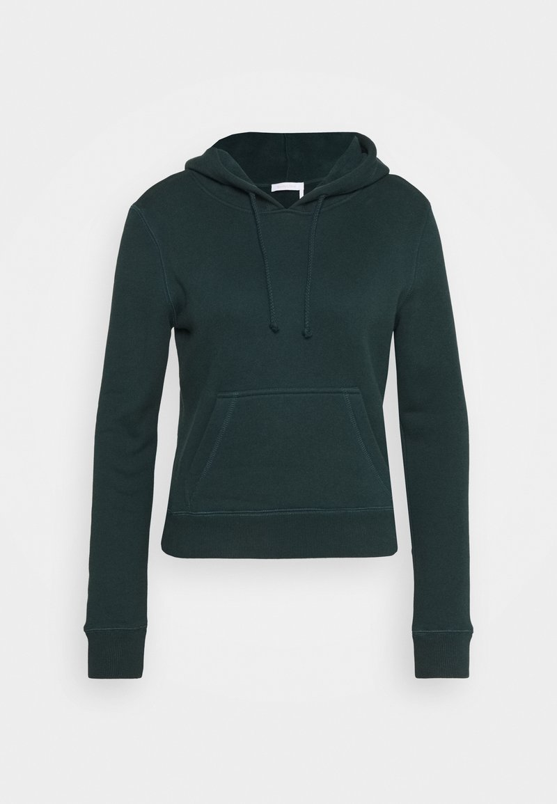 Sweat à capuche vert foncé à manches longues avec poche ventrale, capuche avec cordon de serrage, poignets et ourlet côtelés sur fond blanc uni.