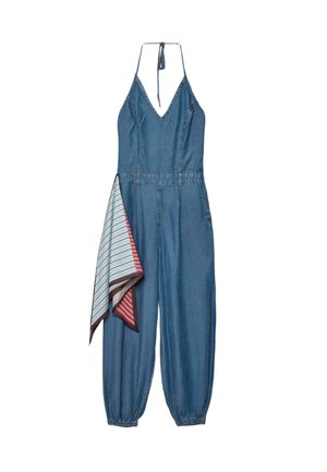 Denim heldragt med halterneck, elastiske ankler og et stribet tørklæde hængende fra taljen på en hvid baggrund.