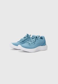 Zapatillas deportivas de color azul claro con parte superior de punto texturizado, suela de goma blanca y cordones a juego. Presenta un logo en el talón y en la puntera.