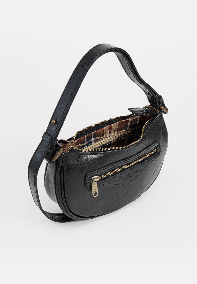 Czarna skórzana torba na ramię o zaokrąglonym kształcie, z złotymi zamkami błyskawicznymi i w kratkę wewnętrzną podszewką. Posiada jedną zewnętrzną kieszeń na zamek.