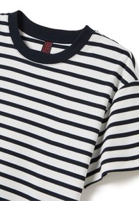 Witte T-shirt met marineblauwe horizontale strepen, met een ronde halslijn en korte mouwen, gemaakt van zacht katoen. Rode label zichtbaar.