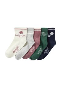 Fünf Paar Kindersocken in Creme, Hellgrau, Staubrosa, Grün und Marineblau, jeweils mit tennisbezogenem Text und Grafiken.
