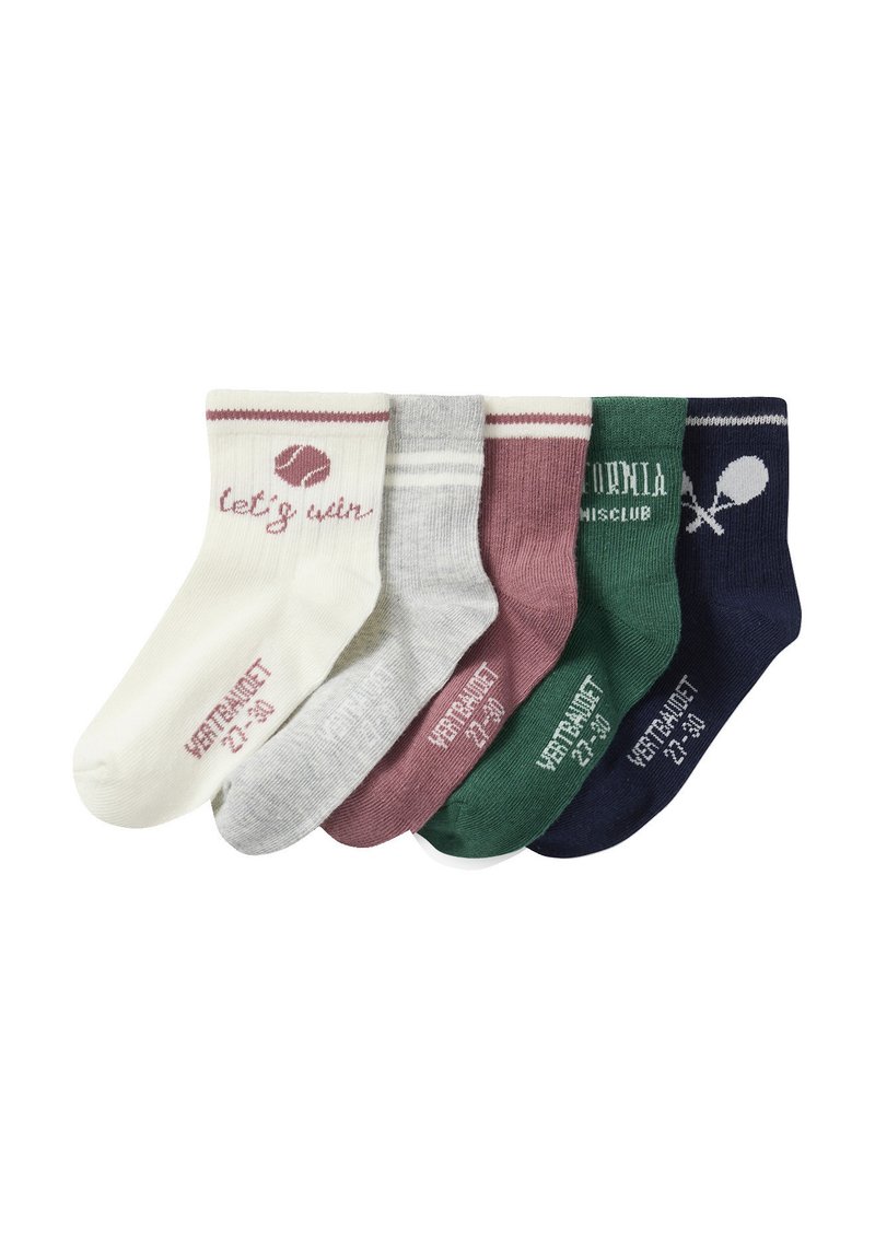 Fünf Paar Kindersocken in Creme, Hellgrau, Staubrosa, Grün und Marineblau, jeweils mit tennisbezogenem Text und Grafiken.