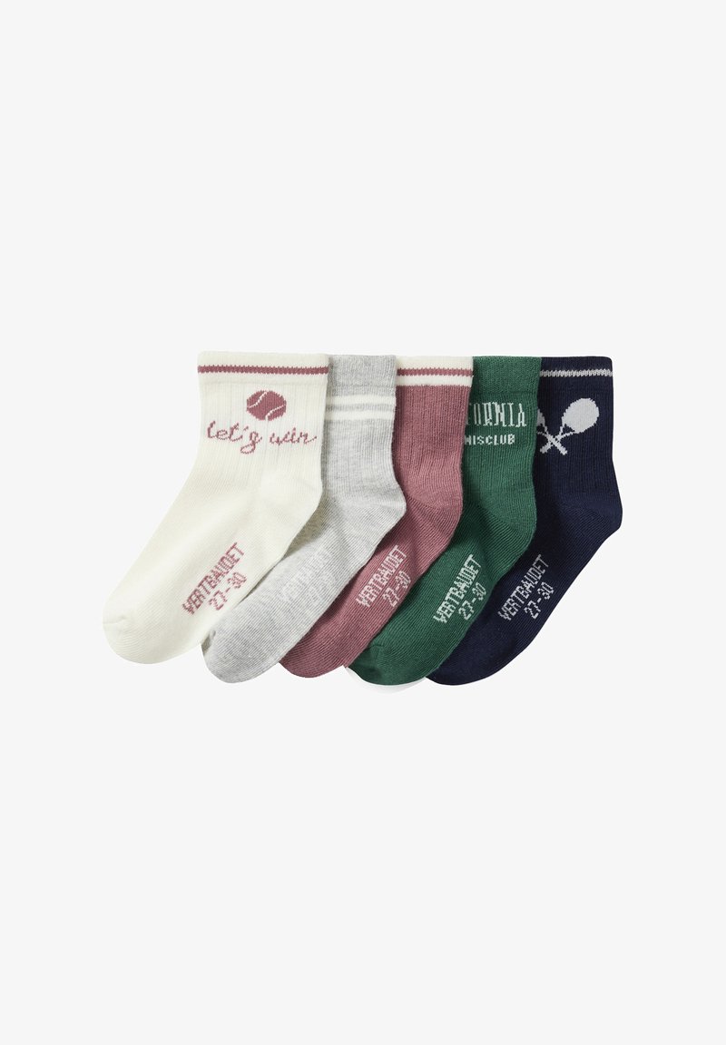 Fünf Paar Kindersocken in Creme, Hellgrau, Staubrosa, Grün und Marineblau, jeweils mit tennisbezogenem Text und Grafiken.