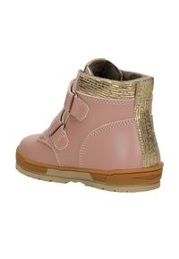 Růžová kožená kotníková bota se zlatými texturovanými akcenty a suchými zipy. Disponuje hnědou gumovou podrážkou se vzorovými detaily.
