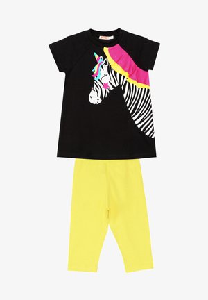 Sort T-shirt med et zebra-motiv i hvidt og farverige detaljer, kombineret med gule leggings. Begge lavet af letvægtsstof.