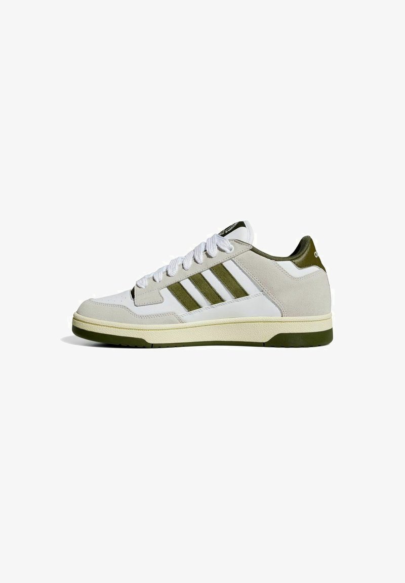 Sneaker bianco con dettagli verde oliva. Presenta una tomaia in pelle liscia e suede, design con tre strisce, lacci piatti e suola in gomma.