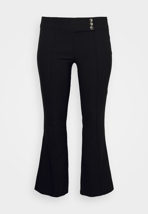 Zwarte flared broek met een gladde stofstructuur, voorzien van een hoge taille en twee metalen knoopdetails aan de voorkant.