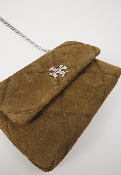 Pouch din suede maro, cu un design capitonat, dotat cu accesorii din metal argintiu și o curea din lanț. Margini rotunjite și detalii cu închidere prin clapetă.