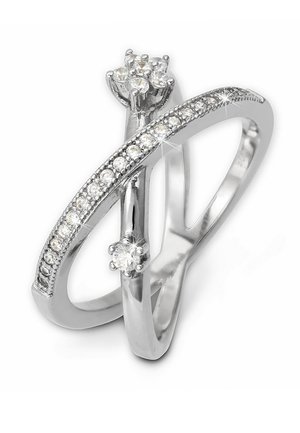 Silberring mit einem gekrümmten Band, das eine Reihe kleiner klarer Steine und zwei größere Steine in einem Winkel oben hat, was ein kunstvolles Design schafft.