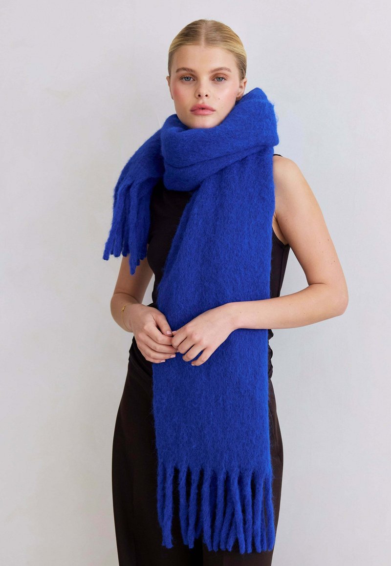 Écharpe bleue tricotée à la main : accessoire d'hiver en