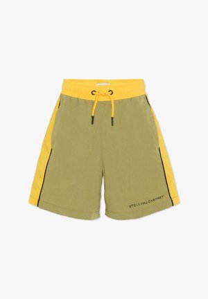 Groene korte broek met een gele tailleband en zijpanelen, met een zwarte accentstreep en het logo "STELLA McCARTNEY" in zwarte letters.