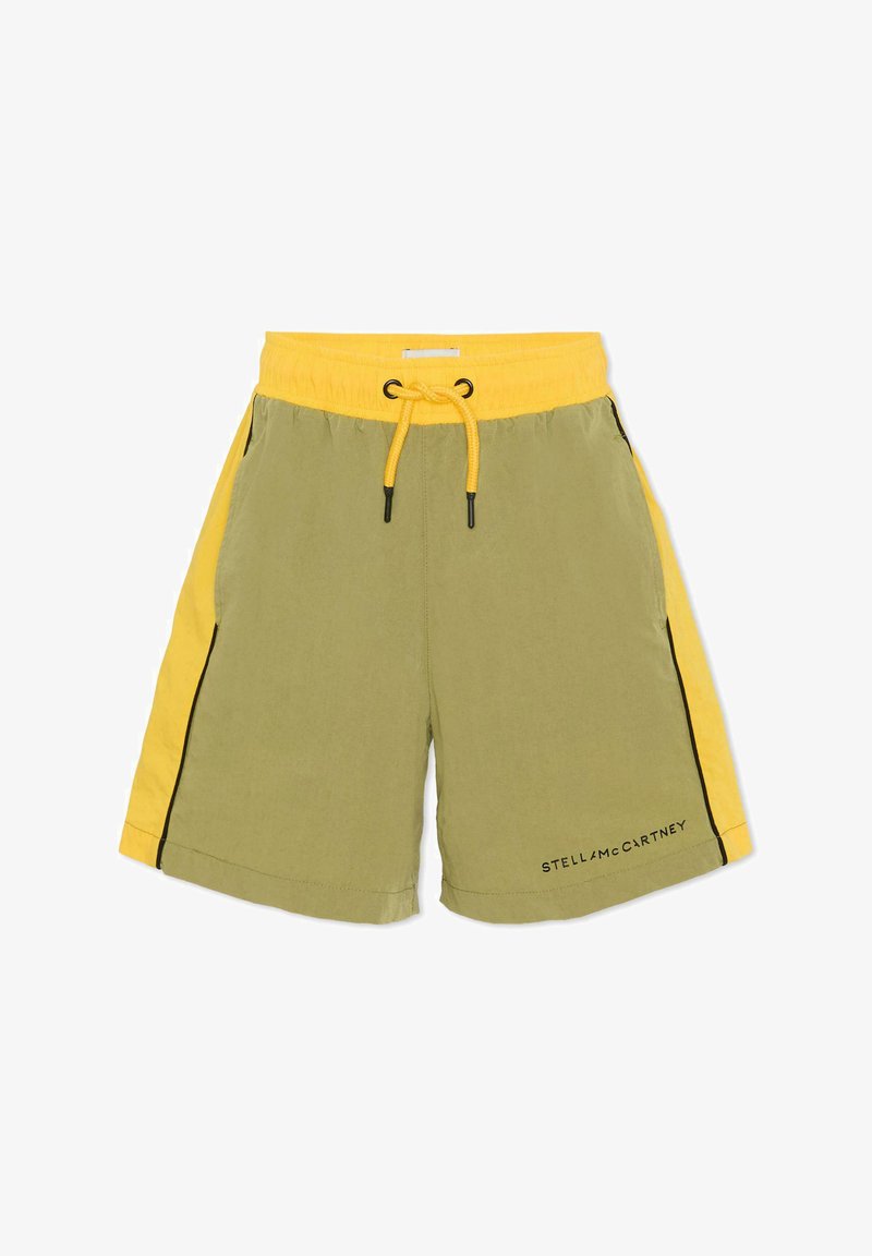 Pantaloncini verdi con fascia in vita gialla e pannelli laterali, caratterizzati da una striscia accentuata nera e il logo "STELLA McCARTNEY" in testo nero.