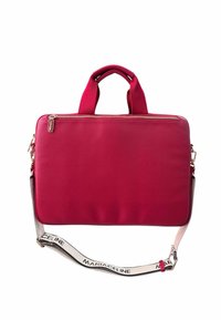 Borsa in pelle sintetica rossa con doppie maniglie, chiusura con zip e una tracolla removibile con un accento in tessuto di marca. Texture liscia, forma rettangolare.