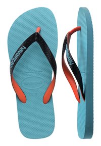 Paire de tongs bleues avec des brides noires texturées affichant la marque blanche « Havaianas » et la face inférieure rouge orangé des brides.
