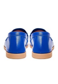 Paire de chaussures en cuir bleu à enfiler avec des semelles en caoutchouc couleur sable, vues de dos sur fond blanc.
