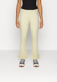 Nike Sportswear TREND - Calças de fato de treino - lemon drop