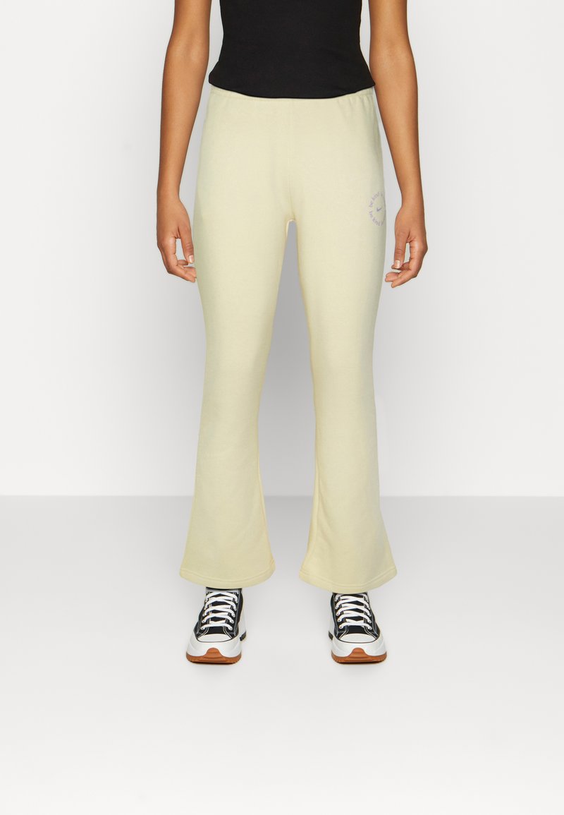 Nike Sportswear TREND - Calças de fato de treino - lemon drop